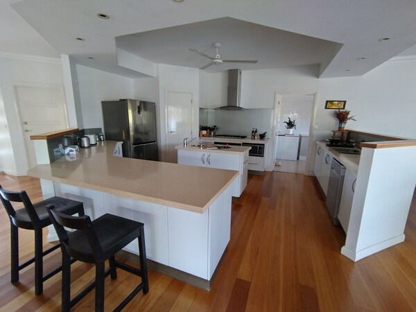 Kimberley-style Family Home Close To World Famous Cable Beach - Broome