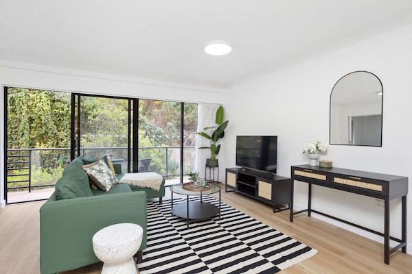Modern Boho-chic 2br City Apartment, Stylish, Cozy, With Full Amenities - South Perth