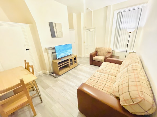 Spacious 2 Bedroom Apt Newcastle Upon Tyne With Free Parking And Wifi - Gosforth