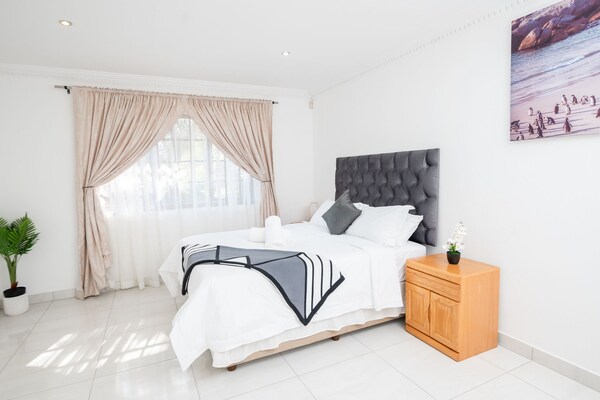 The Cottage Is Your Home Away From Home. Nestled In The Heart Of Fourways. - Randburg