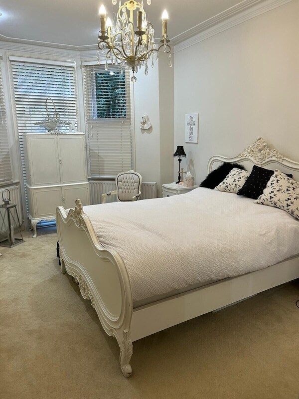 20 Minutes From Central London, A Modern, Spacious One-bedroom Apartment - Enfield, UK