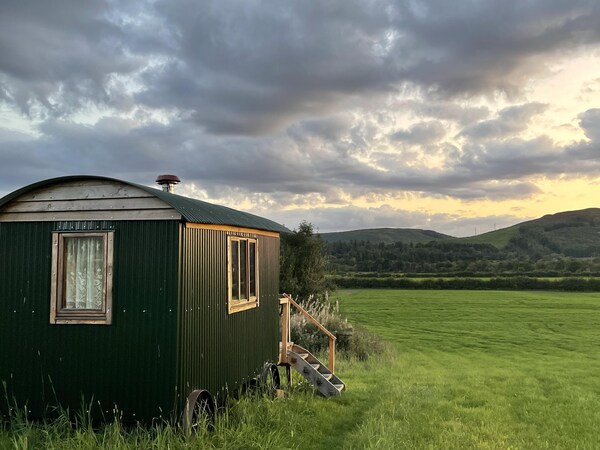 Cosy Off Grid Shepherds Hut In Village Location - Ayrshire