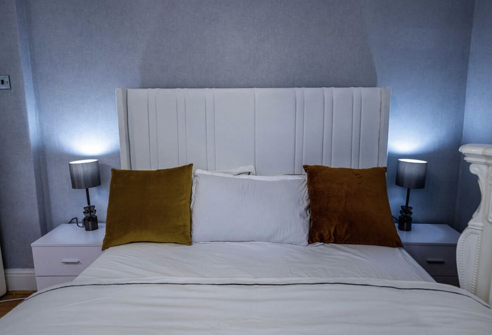Immaculate 3 Bed Luxury House In Dagenham London - Romford