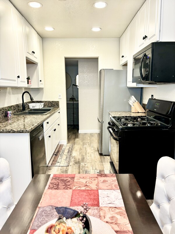 Home Away From - 2 Bed Farmhouse Condo - 클레어몬트