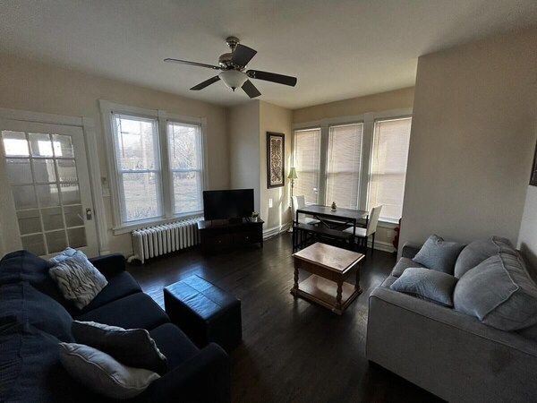 Beautiful Modern Apt In Downtown Libertyville  3 King Beds  Near Naval Base - Tower Lakes, IL