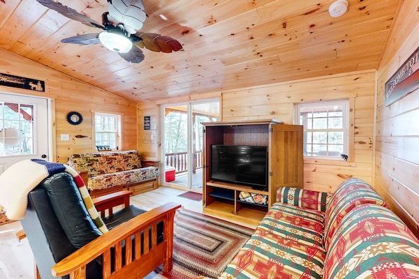 Tree-lined Lakefront Cottage Close To Marina With Partial Ac - Dog-friendly - Long Lake, NY