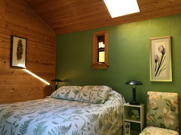 Cozy Cabin On 38 Acres Of Lush Rainforest On Tranquil Xenia Retreat Centre - Horseshoe Bay