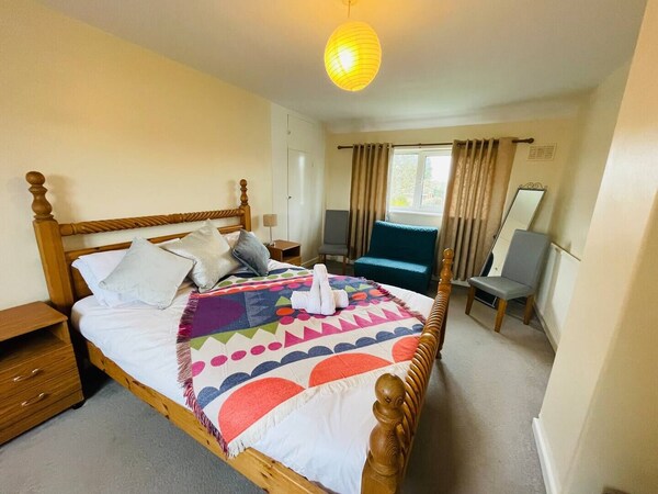 King Size Bed Fast Wi Fi, Garden Space, Parking, - Raptor Foundation