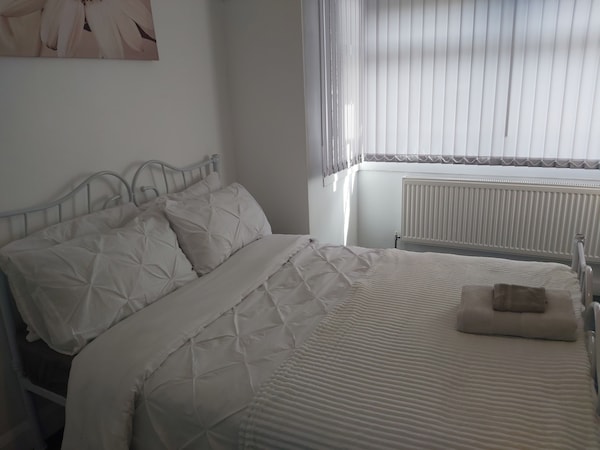 Clean, Tidy, Safe And Cosy. 
Just Five Minutes From Shops
Fresher By Far! - Birmingham