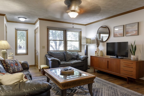 Your Home Away From Home: Retreat Perfect For Large Families And Groups - Sedgwick County Zoo, Wichita