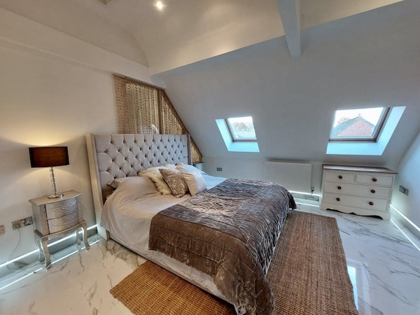 Luxurious Tranquil Penthouse In Birmingham - Solihull
