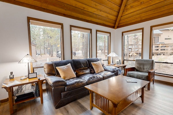Sunriver Resort Home With Deck, Tree Views, Wood Stove, Streaming, Washer/dryer - サンリヴァー, OR