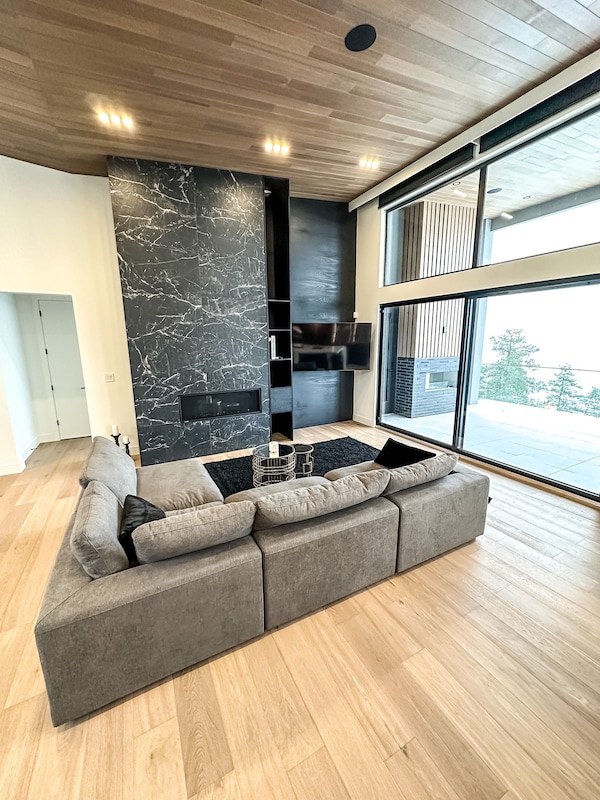 New Luxury Large Modern Home With Pool & Views - West Kelowna