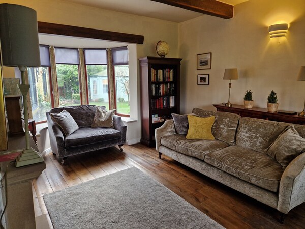 Super 2 Bedroomed, 1 Lounge Briar Cottage Guest Suite In Norwood Green, Halifax - North Yorkshire