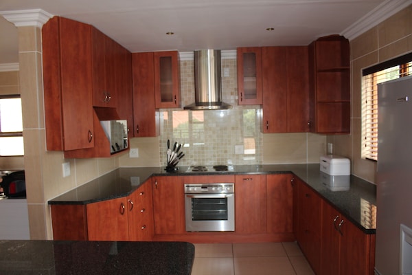 Luxury Villas On A Private Security Estate, Sleeps 8 Guests, Generator Back-up - Edenvale