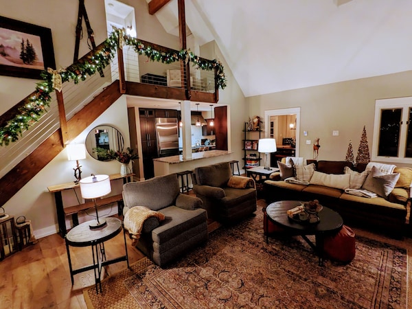Hallmark Inspired Christmas Lodge In Wintergreen W/ 4 Br, 4 Ba And Hot Tub! - Wintergreen, VA