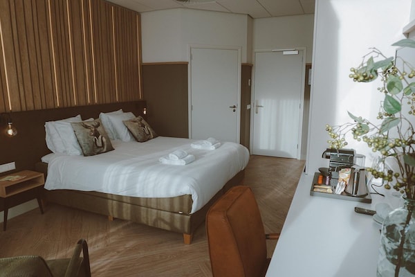 Luxe Hotelkamer Voor 2 Personen Met Een Airco, Buitenruimte En Vrij Uitzicht. - Barneveld