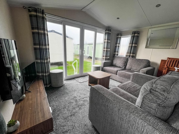 Lovely Caravan With Decking On California Cliffs Holiday Park Ref 50045c - Caister-on-Sea