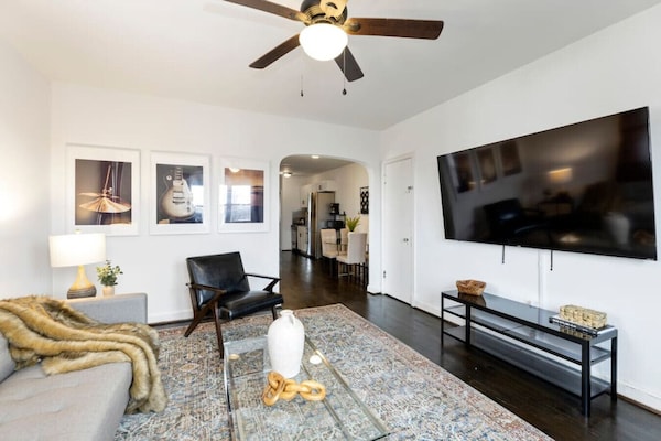 Music-themed 2 Bedroom W\/ A 70inch Tv In Dc - Cheltenham, MD