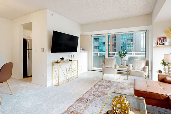Luxury Corner Condo With City Views, Indoor Pool & Gym - 1 Block From Pike Place - Kirkland, WA