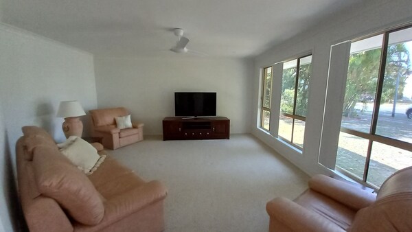 Fantastic Low Set Home In Convenient Location For The Whole Family Including The Pooch. - Rainbow Beach