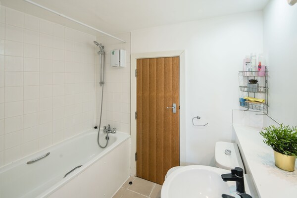 Stunning 2 Bd 2 Bath Flat In Woolwich - Dagenham
