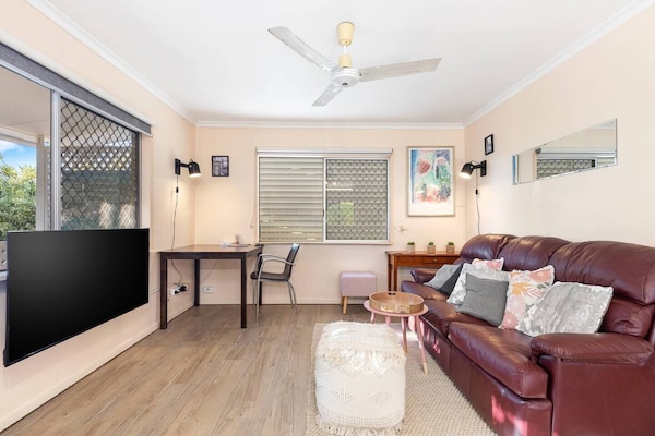 Relaxed Urangan Living At The Poolside Bungalow - Hervey Bay