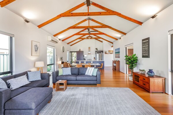 Cosy & Inviting Beach Cottage Situated In Prime Beachside Location - Dunsborough