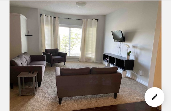 Comfortable 4 Bedrooms Home In Parsons Creek Neighbourhood - Fort McMurray