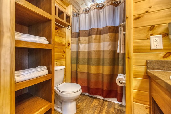 Cabin 11 - Beautiful Cabin With A Queen, Full And Twin Bed. Great For Days Outdoors And Nights In. - Scottdale, PA