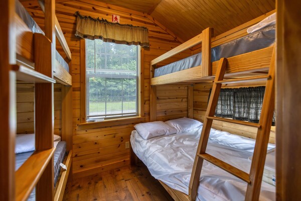 Cabin 9 - The Beautifully Decorated Interior Of This Cabin Is Perfect For Any Outdoor Lover. - Scottdale, PA