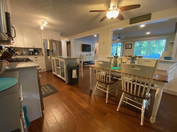 Cozy Waterfront Cottage, Firepit, Screened In Porch, Waterfront Oasis! - Lake Anna, VA