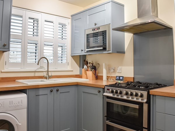 3 Bedroom Accommodation In Southsea, Near Portsmouth - Portsmouth