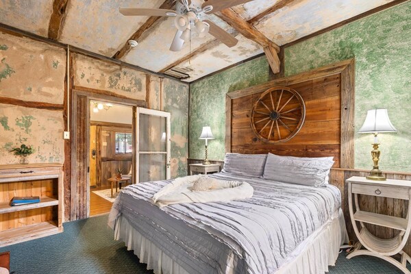 New The Dog Run Suite | Historic 1850s, Walk To Gruene | 8 Acres, Resort-style Pool, Hot Tub | Pets - New Braunfels, TX