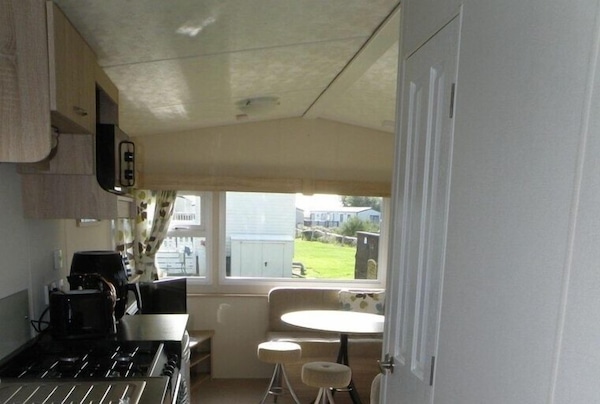 A Small Comfortable Caravan, In A Quiet Location, With A Lovely Outside Area To Relax - Pagham