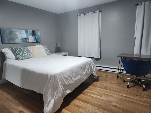 Townhouse Conveniently Located Just Mins From Umass Lowell And Phillips Academy. - Lawrence, MA
