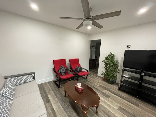 Affordable & Family Friendly Home-2 Room \/1 Bath\/ Full Kitchen\/ Family Room - Maple Ridge