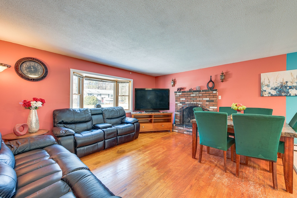 Pet-friendly Merrimack Home W/ Grill: 8 Mi To Mall - Manchester, NH