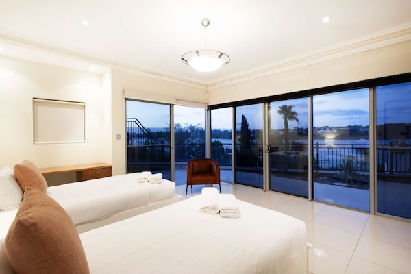 A Timeless Masterpiece For A Family River View Holiday To Remember. - East Fremantle