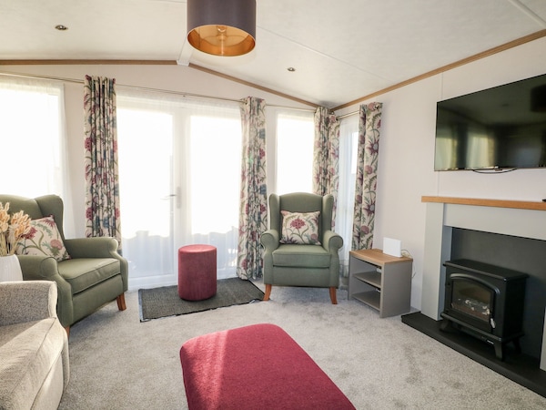 Chichester Lakeside Holiday Park, Pet Friendly In Chichester - Chichester