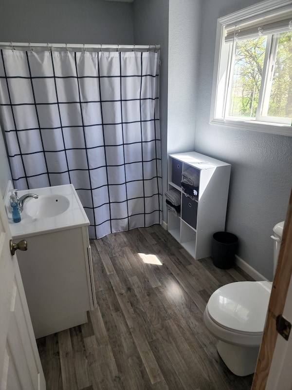 Highway 20 Lodge--quiet, Cozy, Renovated Two Bedroom House That Sleeps 6-7 - Devils Lake, ND
