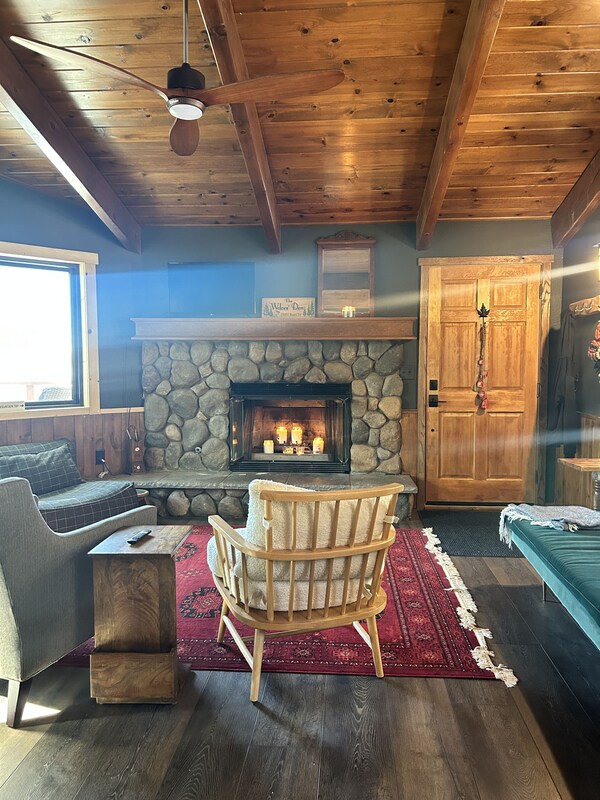 Charming Mountain Cottage. Crestline, Ca. Pet-friendly With Huge Backyard. - Rialto, CA