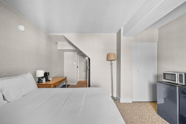 Hotel Room Le Domaine Queen Bed Balcony - Saint-Sauveur