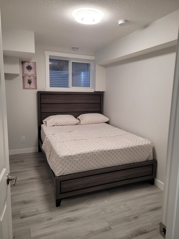 Cozy Guest Suite In Airdrie 2 Queen Beds - Airdrie