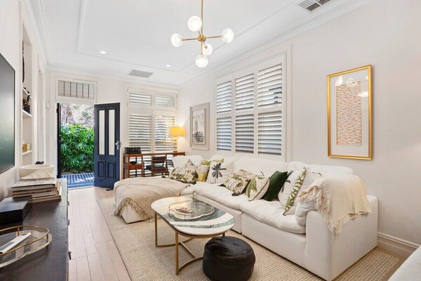 This House Is A 3 Bedroom(s), 2 Bathrooms, Located In Edgecliff, Nsw. - Coogee