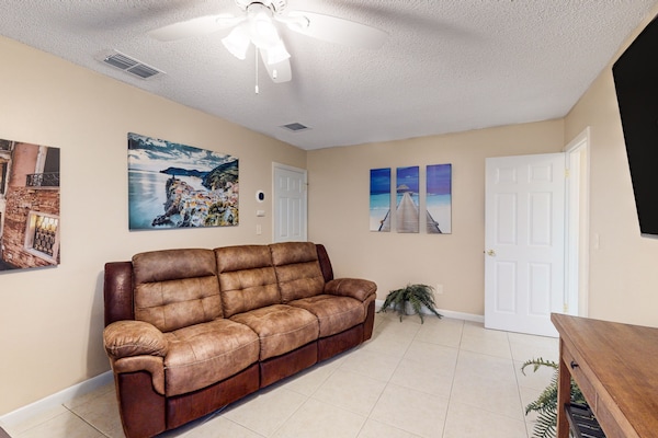 Sun-filled Oasis With Furnished Patio, Private Pool, & Fire Pit - Dog-friendly - Lake Mary, FL