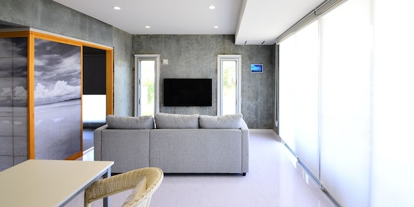 Theme Suite 101 Overlooking The Sea  A Modern Mansion Designed By An Architect And A Photographe \/ Uruma Okinawa - Okinawa