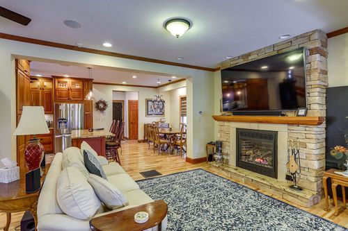 Warm & Cozy Mansfield Home: Deck, Gas Fire Table! - Candlewood Lake, OH