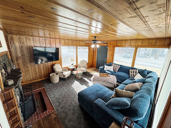 Cozy Central 4 Br Cabin, With Game Loft, Spa, Walk To The Lake, Ski! - Stateline, NV