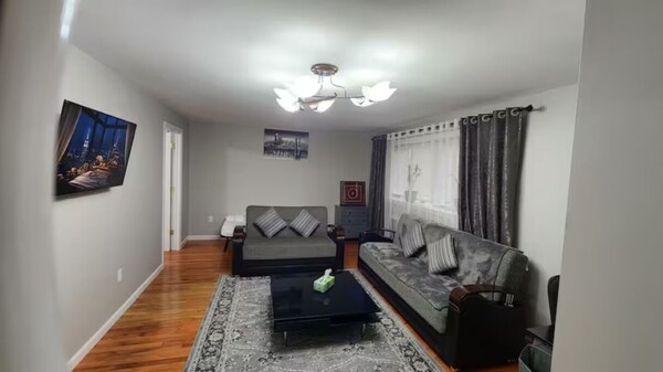 Comfy Guest Suite With A Free Parking Spot In The Heart Of Sheepsheadbay - Carousel, Brooklyn
